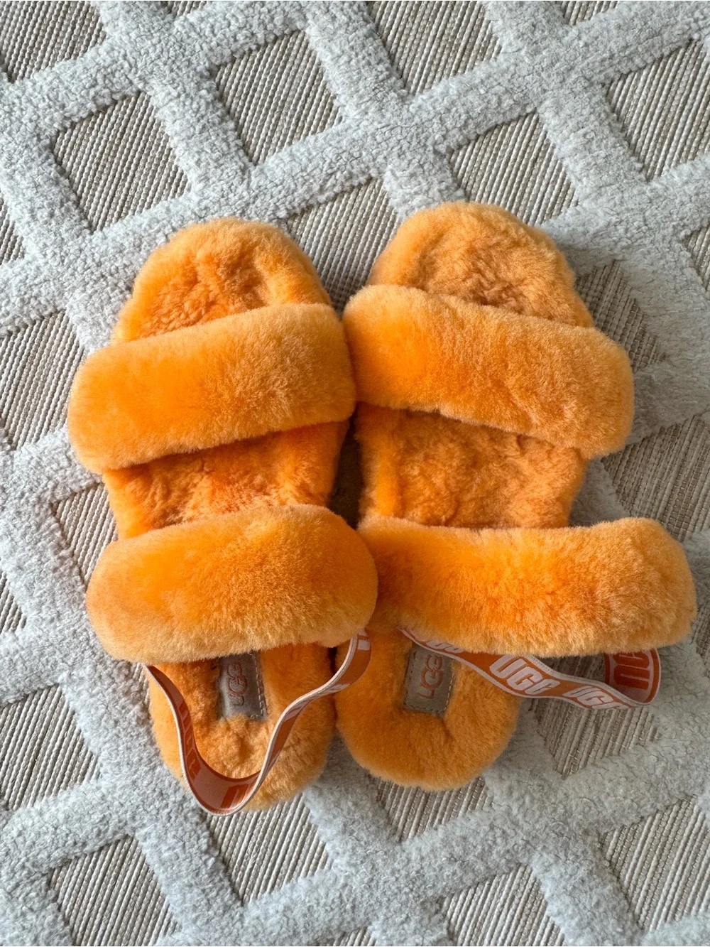 UGG Oh Yeah Fluff Slide Sandal - Orange Shearling Pre Owned Girls Size 4